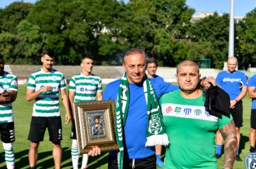 Феновете аплодираха Илиан Илиев за ЧРД, Черно море почва с 27 футболисти