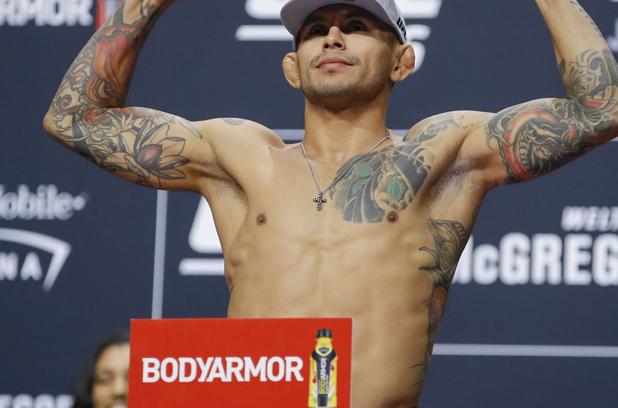 Бразилец е аут от UFC 277 заради контузия