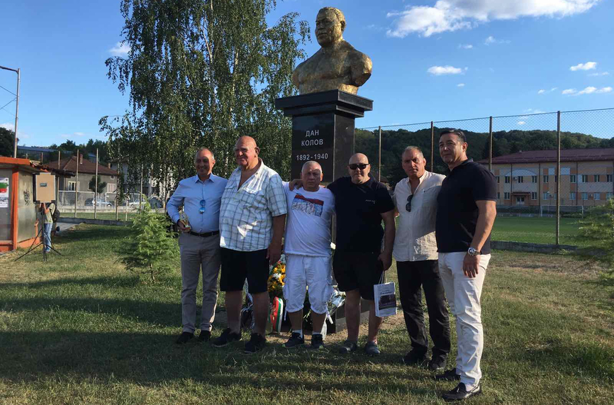 Шампиони почетоха церемонията по откриването на паметник на Дан Колов
