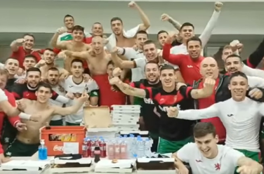 Националите с мощно "Българи юнаци" след победата (ВИДЕО)
