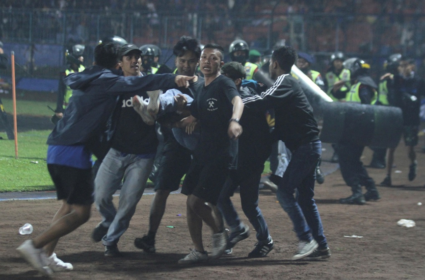 Трагедия: Стотици загинали и ранени на мач в Индонезия (ВИДЕО)