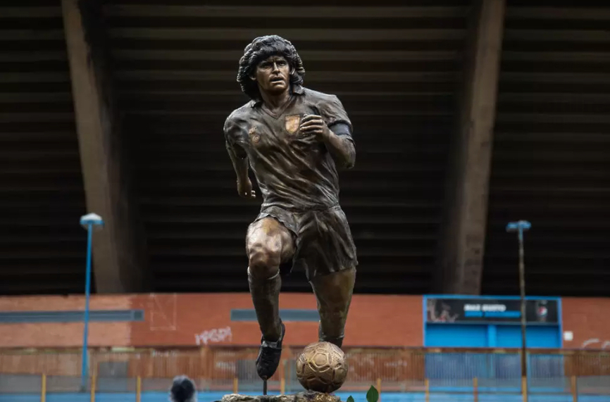 Наполи откри нова статуя на своята легенда Марадона