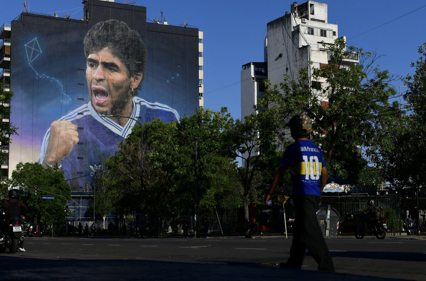 В Буенос Айрес откриха огромен графит на Марадона