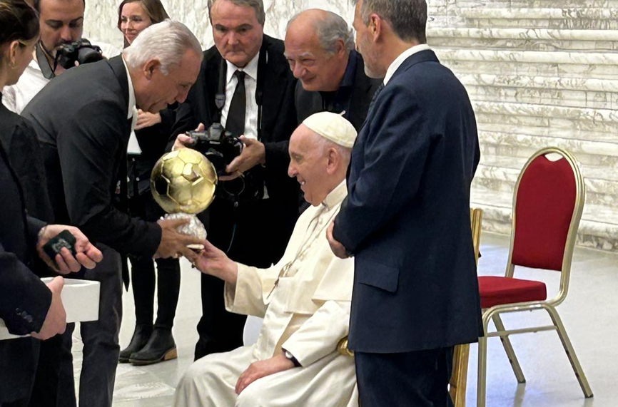 Уникално: Стоичков подари на папата копие от "Златната топка" (ВИДЕО)