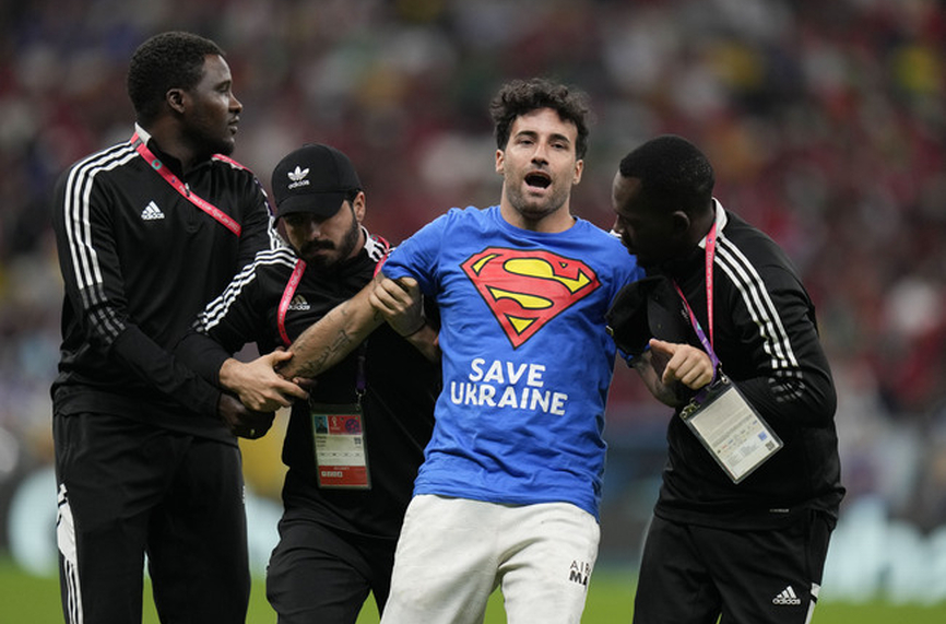От ФИФА пазят мълчание за протестъра на Португалия – Уругвай