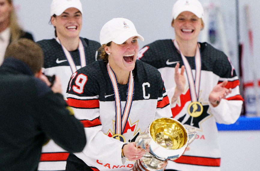 Хокеистка е спортист №1 на Канада