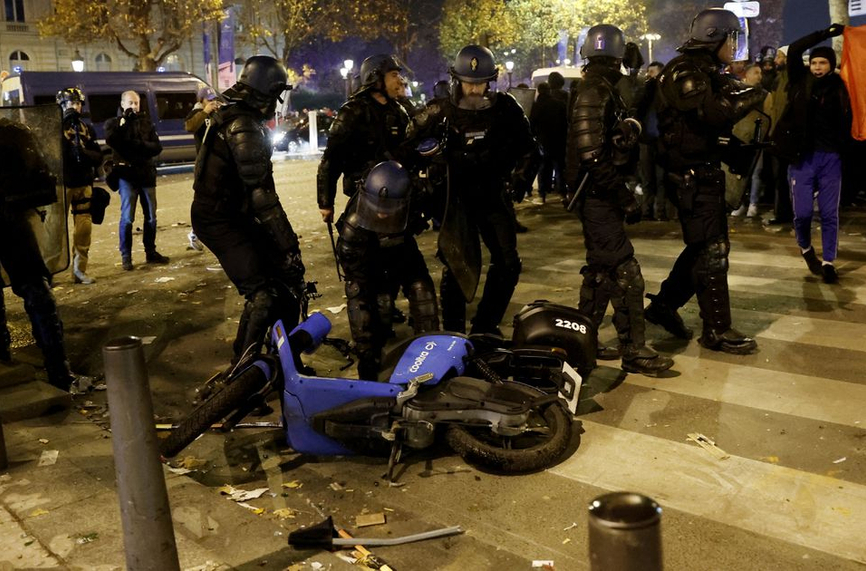 В Париж: 2000 полицаи за Франция – Мароко
