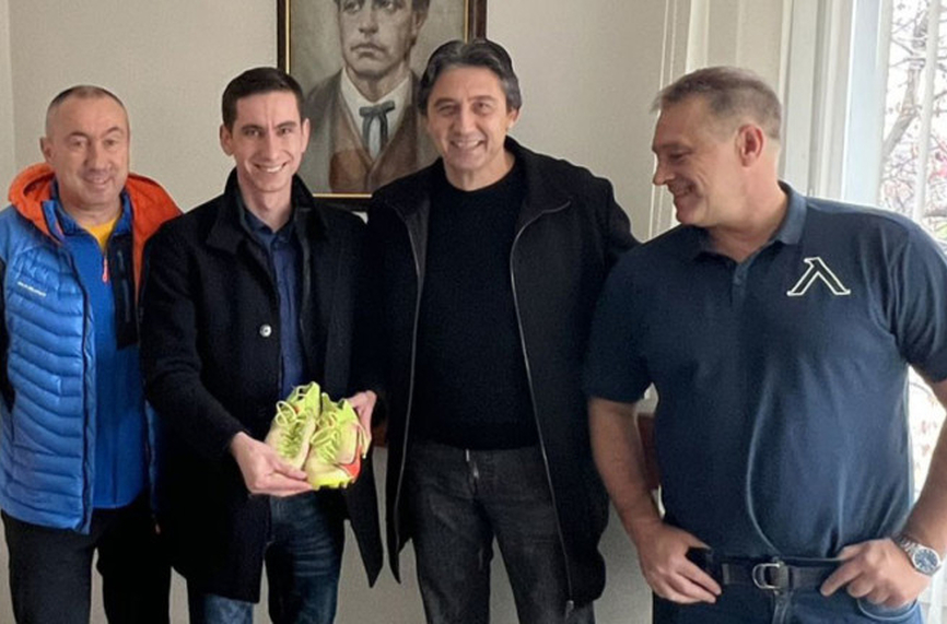 Фен на Левски спечели търг, дариха парите на болница във Враца