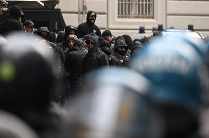 Ужас в Неапол! Фенове и полиция се млатят здраво преди Наполи - Айнтрахт (ВИДЕО)