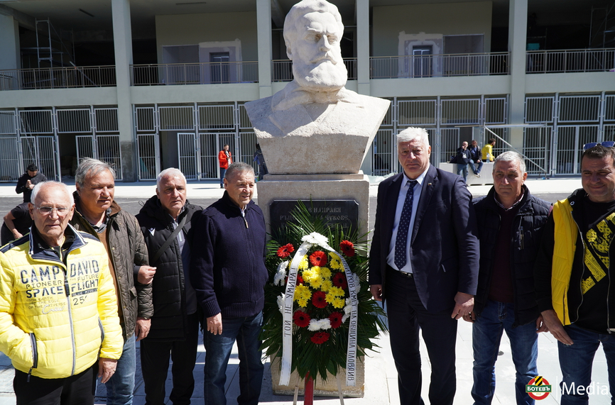 За историята: Паметникът на Ботев се завърна на "Колежа"