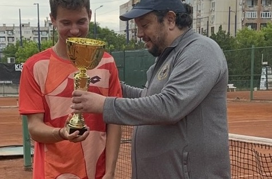 Стефан Цветков награди Илиян Радулов за първата му титла в турнир от ITF