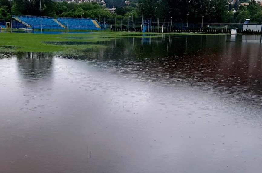 Ексклузивно: река Искър наводни градския стадион в Своге