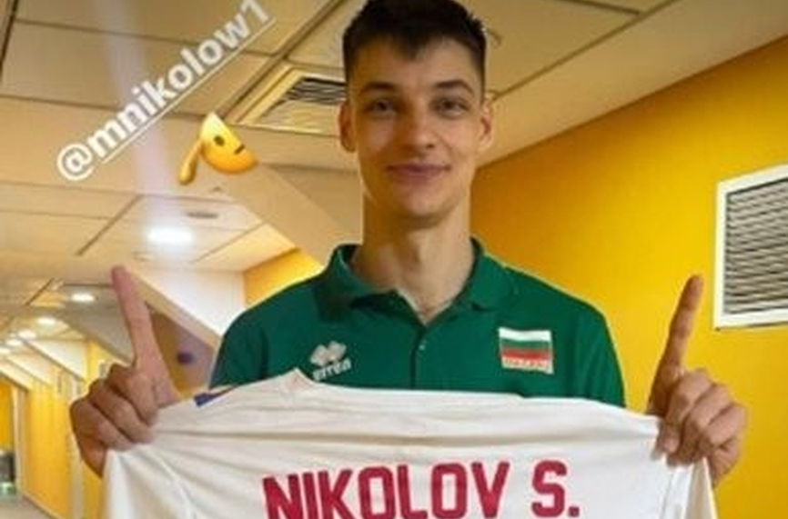 Алекс Николов отбеляза с фланелка на брат си Симеон победния старт на Световното (ВИДЕО)