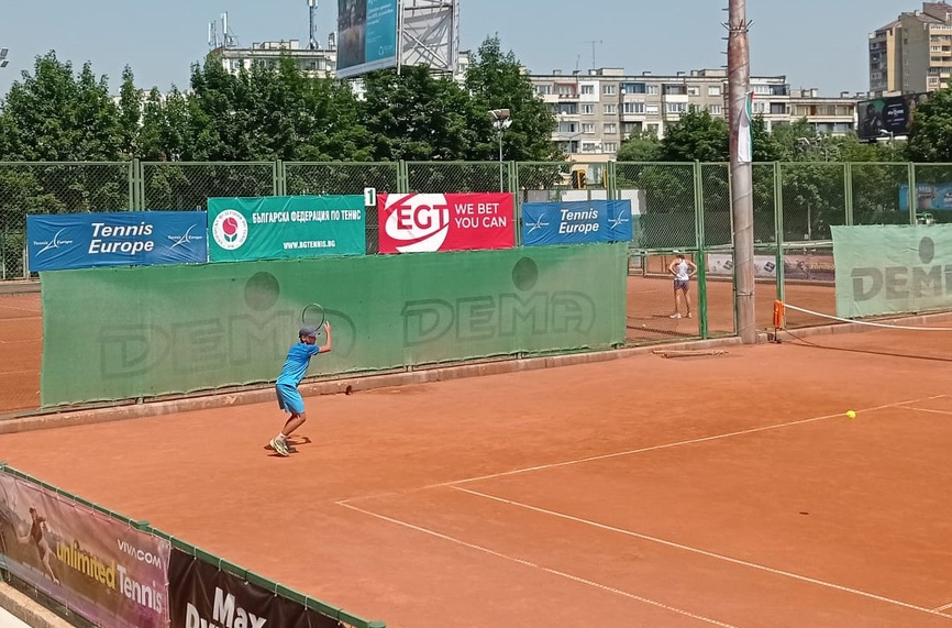 11 българи се класираха за четвъртфиналите на тенис турнир в София