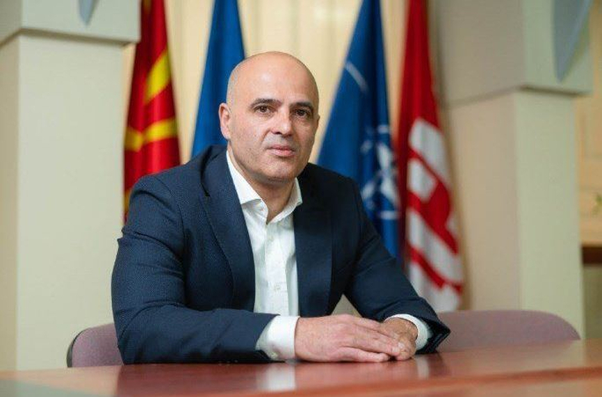 Премиерът на Северна Македония обвини хулигани и от двете страни