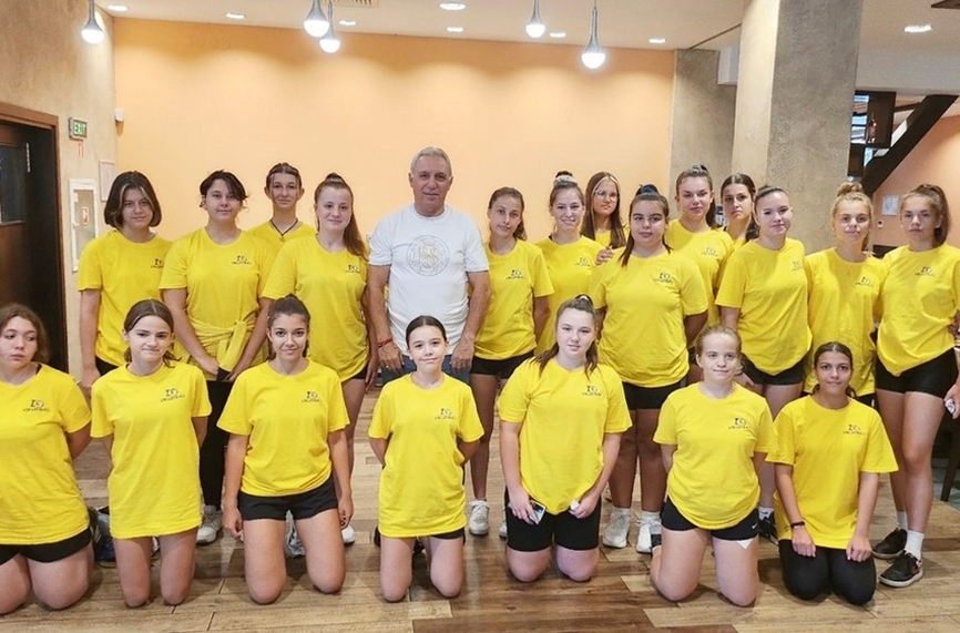 Стоичков изненада деца от школата на Марица (Пловдив)