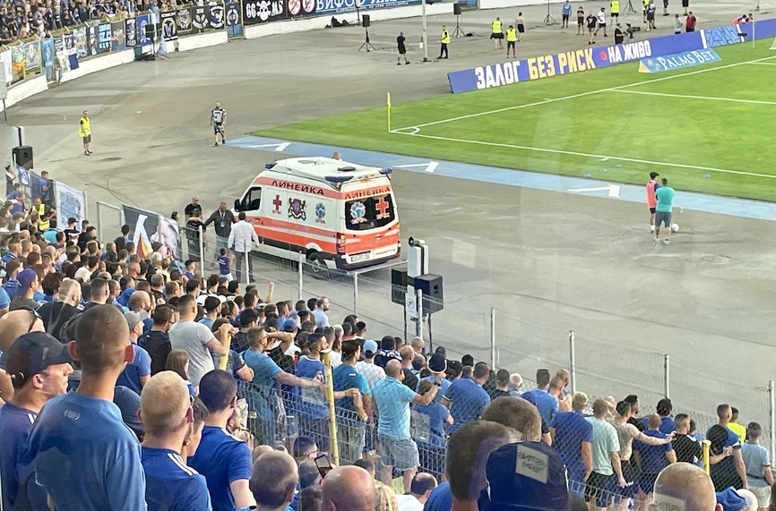 Фен на Левски пострада на мача, откараха го в болница
