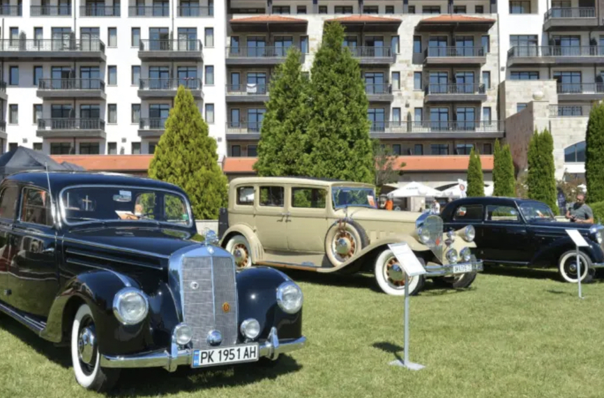 Луксозни ретро автомобили събират любители на конкурс в Правец