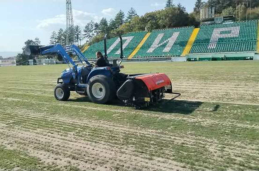 Започна обновяването на тревната настилка на стадиона на Пирин