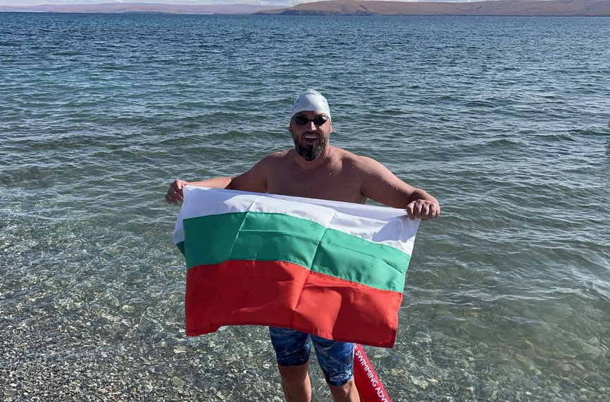 Петър Стойчев спечели историческото първо плуване на една миля в езерото Хьовсгьол в Монголия