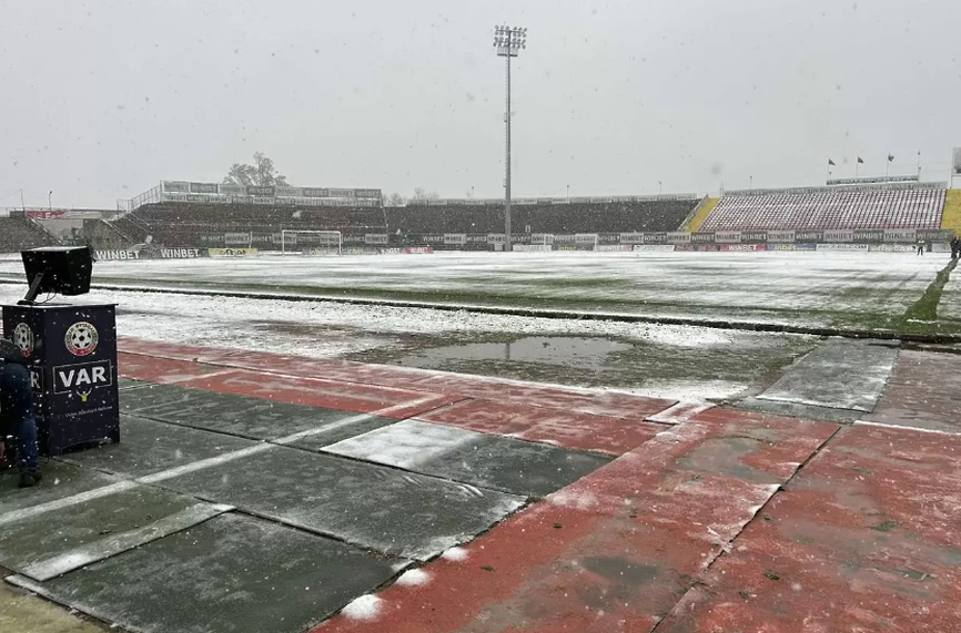 Лошото време удари България, във Враца борят снега