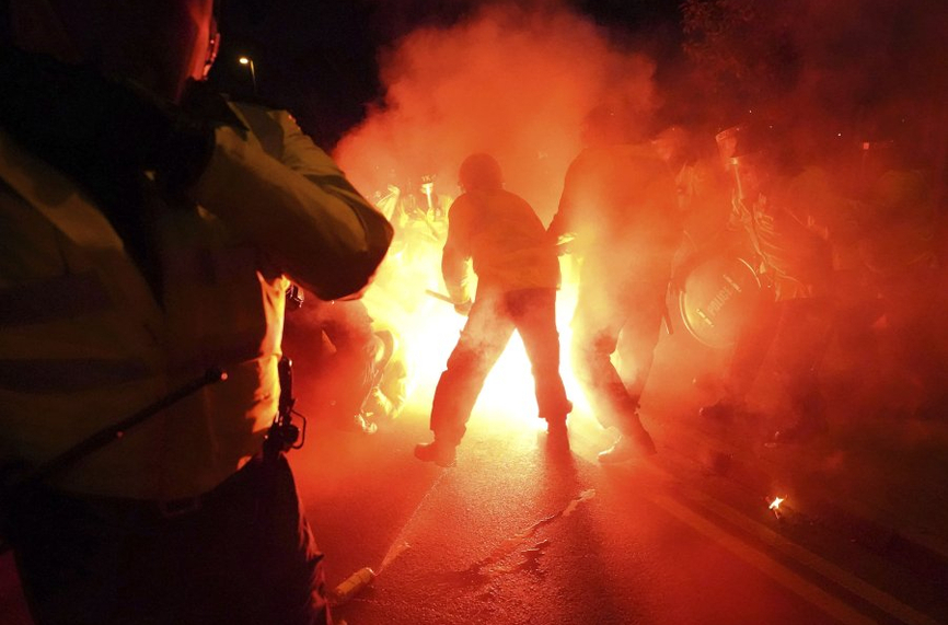 Полицай е бил подпален при ожесточени сблъсъци с полски футболисти