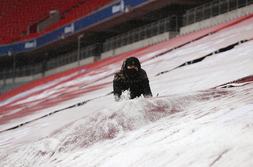 Обилен снеговалеж отложи мача на Байерн Мюнхен