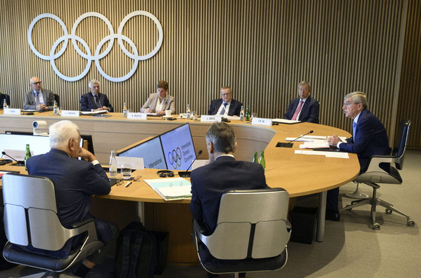 Международният олимпийски комитет позволи в петък на спортисти от Русия