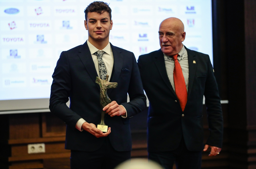 Плувецът Петър Мицин получи носител на наградата Спортен Икар на