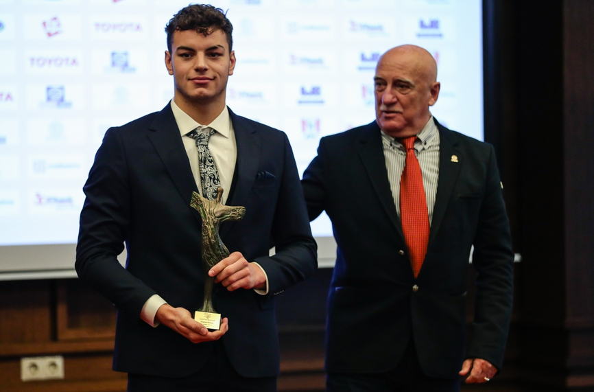 Плувецът Петър Мицин получи наградата Спортен Икар на Фондация Български