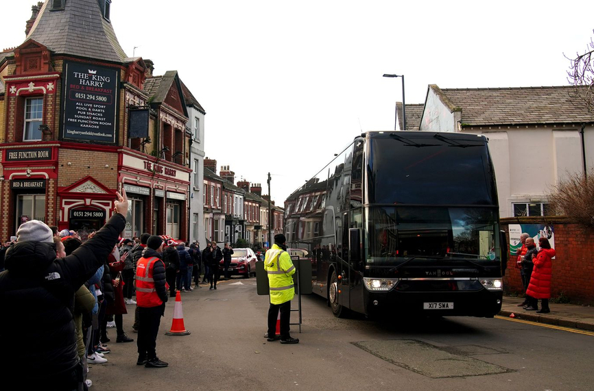 Ливърпул осъди действията довели до повреждането на клубния автобус на