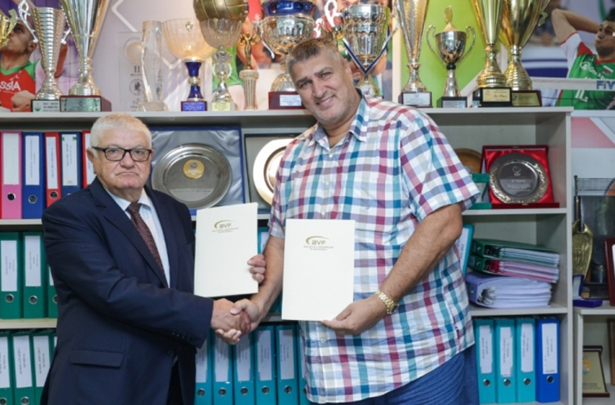 Вицепрезидентът на Българската федерация по волейбол БФВолейбол Петър Кънев празнува