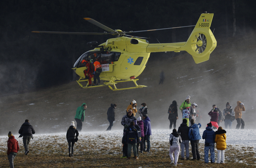 Снимка: Откараха с хеликоптер лидера в ските след падане