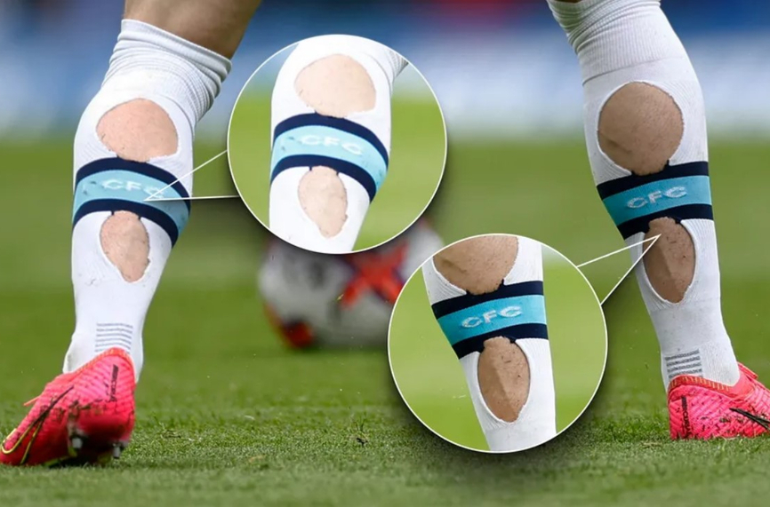 Любопитна тенденция! Защо футболистите си режат дупки на чорапите?