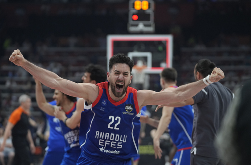 ОБЗОР: Анадолу Ефес надви Барселона в баскетболната Евролига