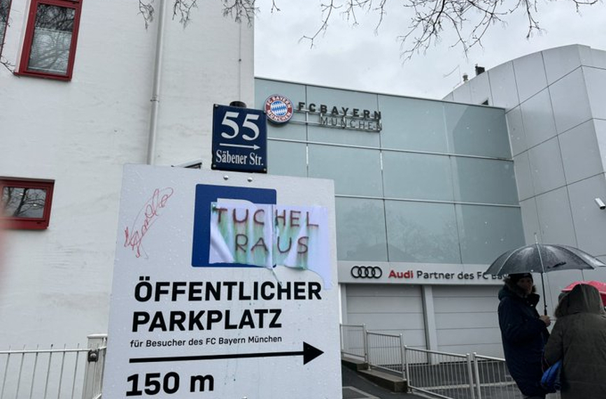 Плакат "Тухел аут" осъмна на тренировката на Байерн Мюнхен