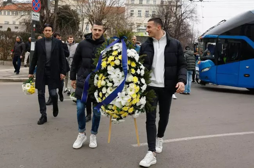 Ръководството и футболистите на Левски се преклониха пред паметта на Апостола