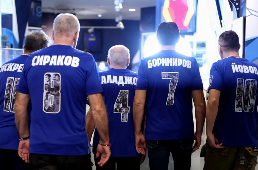 ИЗНЕНАДА: Сираков облече отново "синята" фланелка (ВИДЕО)