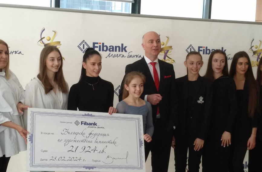 Fibank и „златните момичета“ събраха почти 22 хил. лв. от продажбите на благотворителен календар