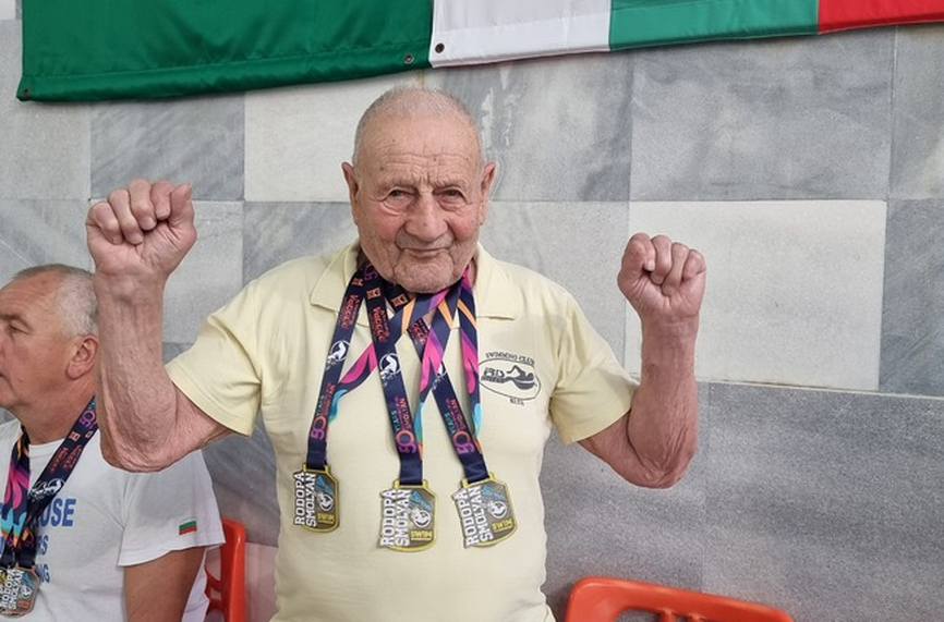 Уникално! Плувец на 92 години на турнир за ветерани в Смолян