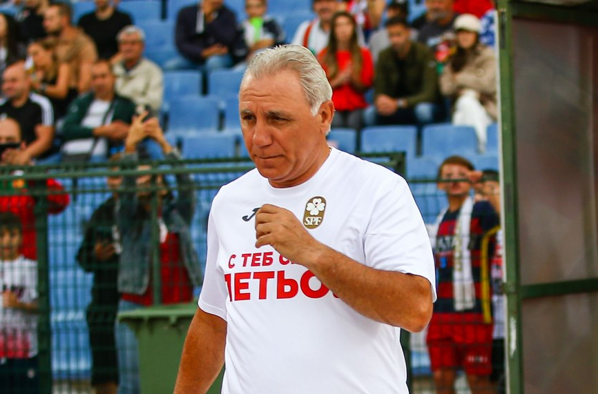 Стоичков ще играе в юбилейния мач на румънското „златно поколение“