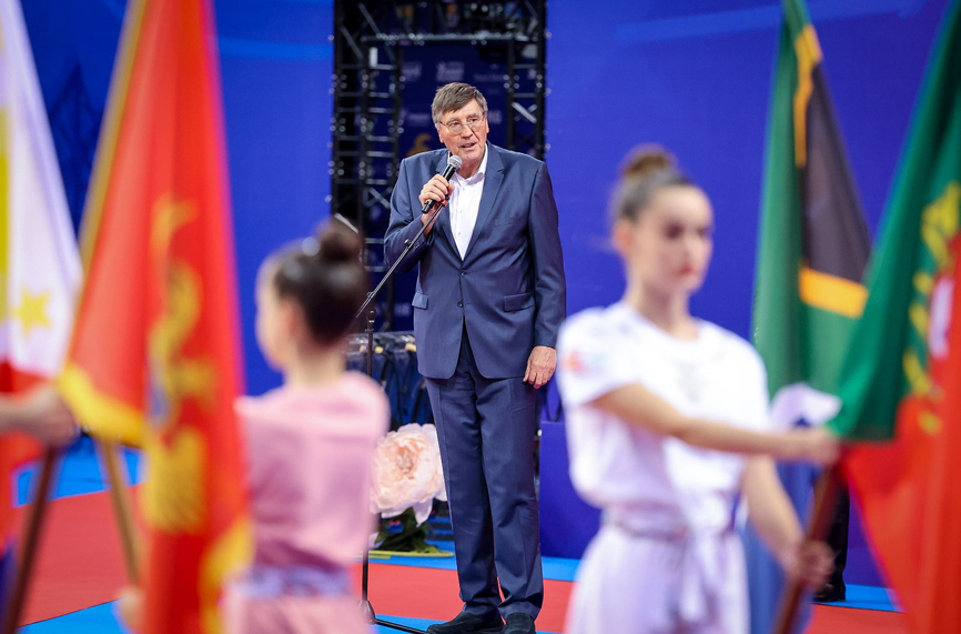 Министър Глушков подкрепи гимнастичките на Световната купа в София