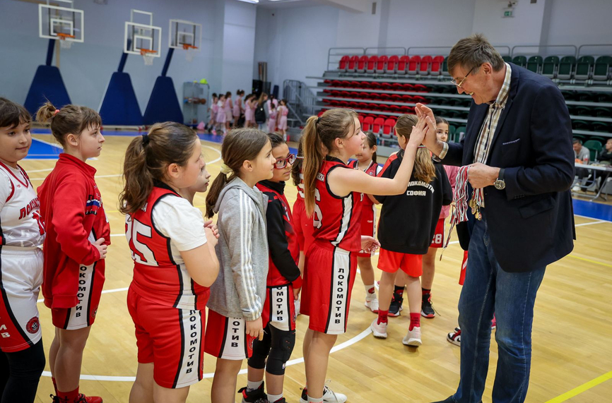 Министър Глушков награди победителите в детски баскетболен турнир