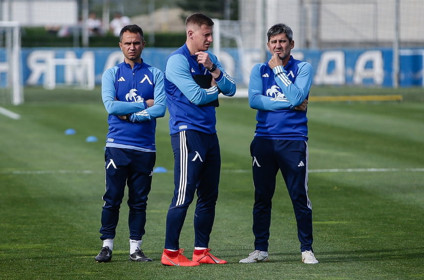 Костов води тренировката на Левски