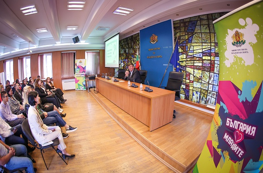 Министър Глушков откри младежкия форум „Огласи визията си. Бъди информиран, подготвен, ангажиран“