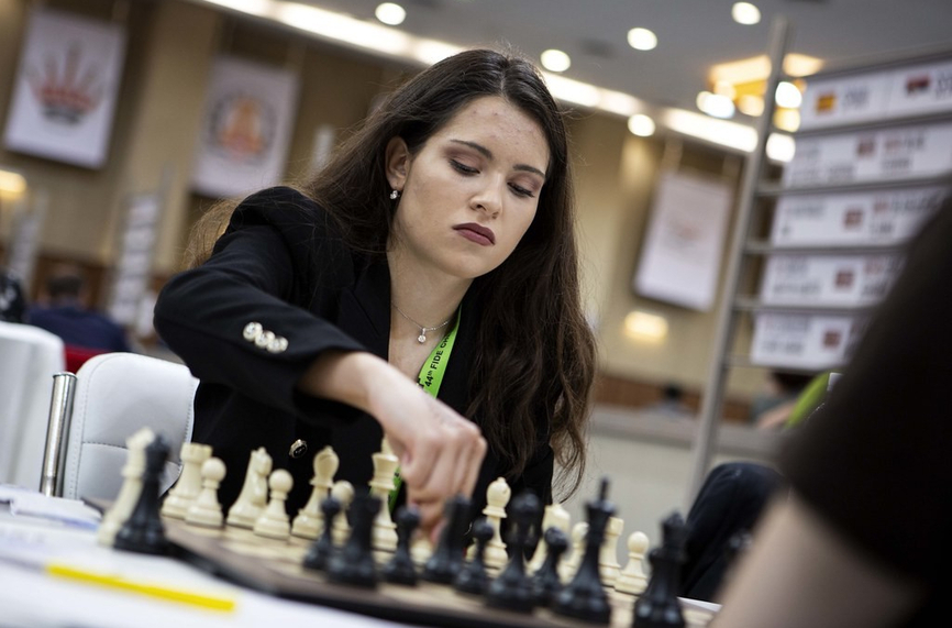 Белослава Кръстева на половин точка от върха на Европейското по шахмат