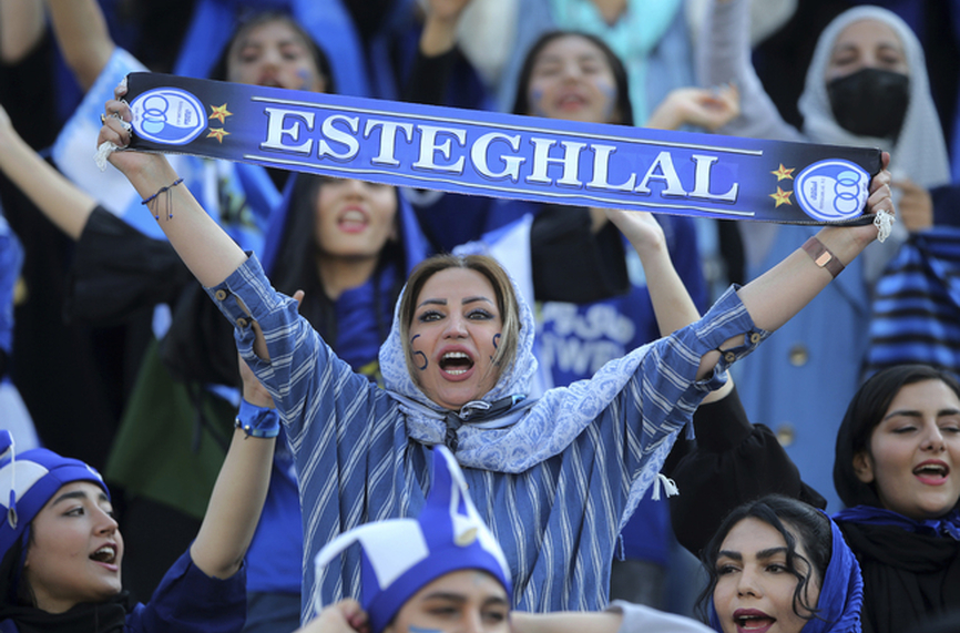 В Иран: Връщат забраната за жени на стадионите