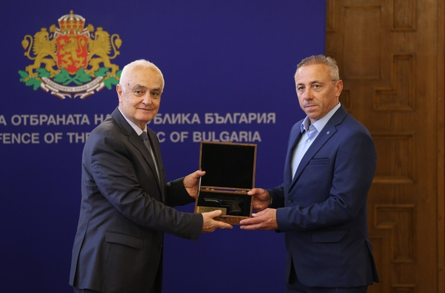 Министър награди Илиан Илиев за заслуги във футбола и спорта