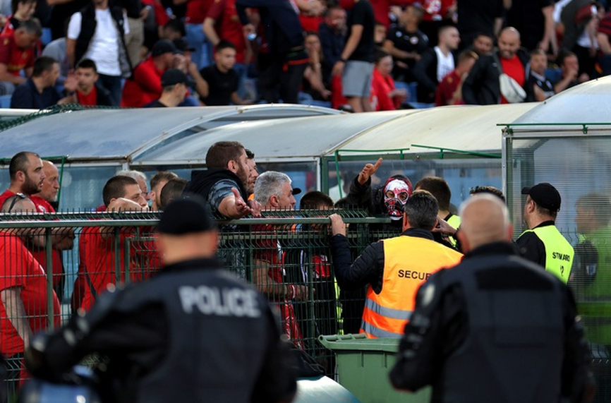 Трима полицаи са пострадали на евробаража