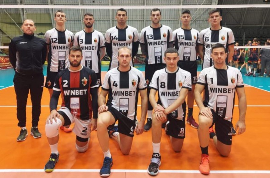 Треньор и двама играчи напуснаха Локо Пд